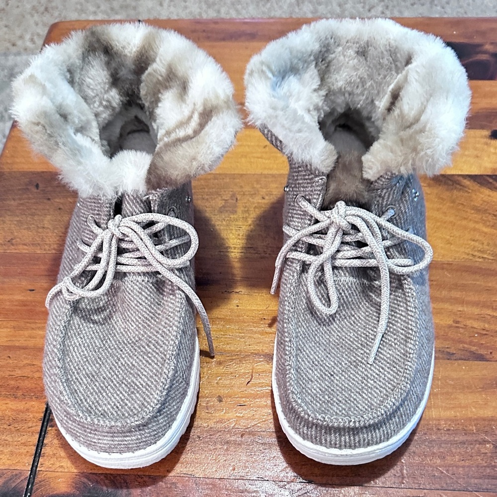 Hey Dude booties with faux fur. Size 7. Great condition